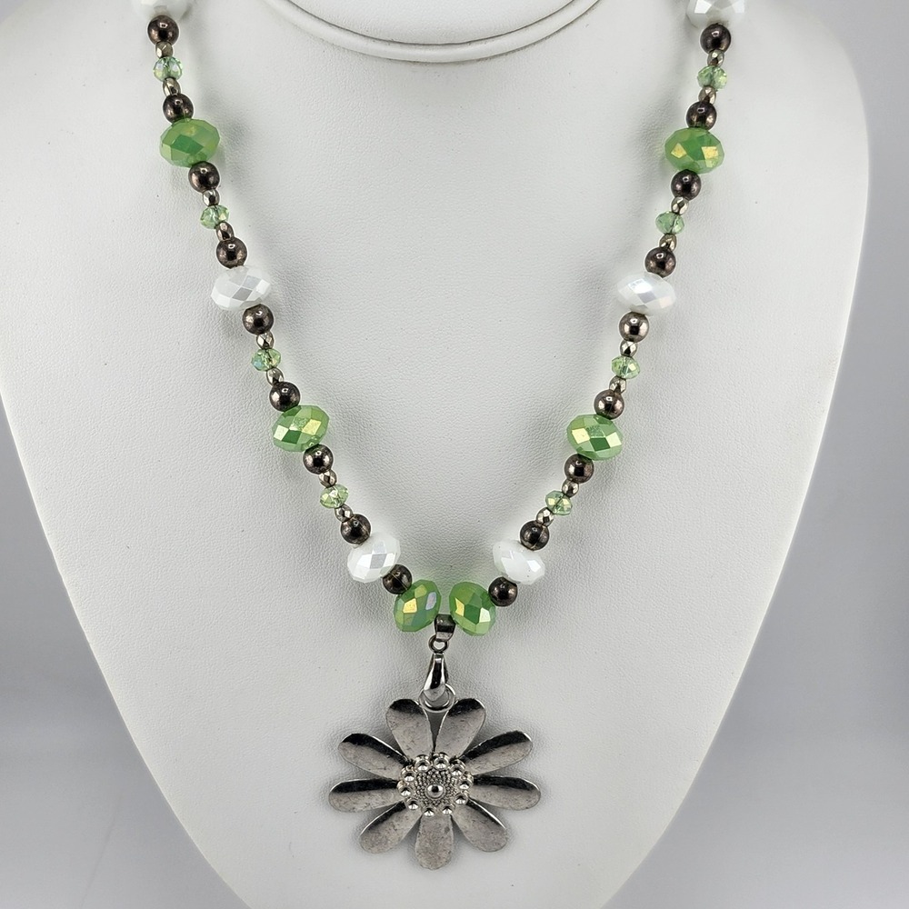 Green And White Faceted‎ Bead Flower Necklace